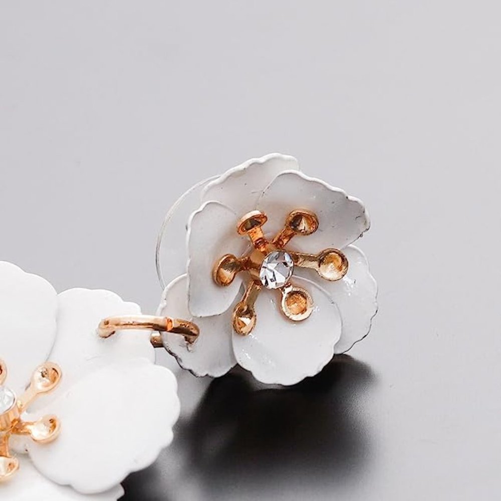 💎White Crystal Flower Dangle Earrings💎 - Picture 2 of 4